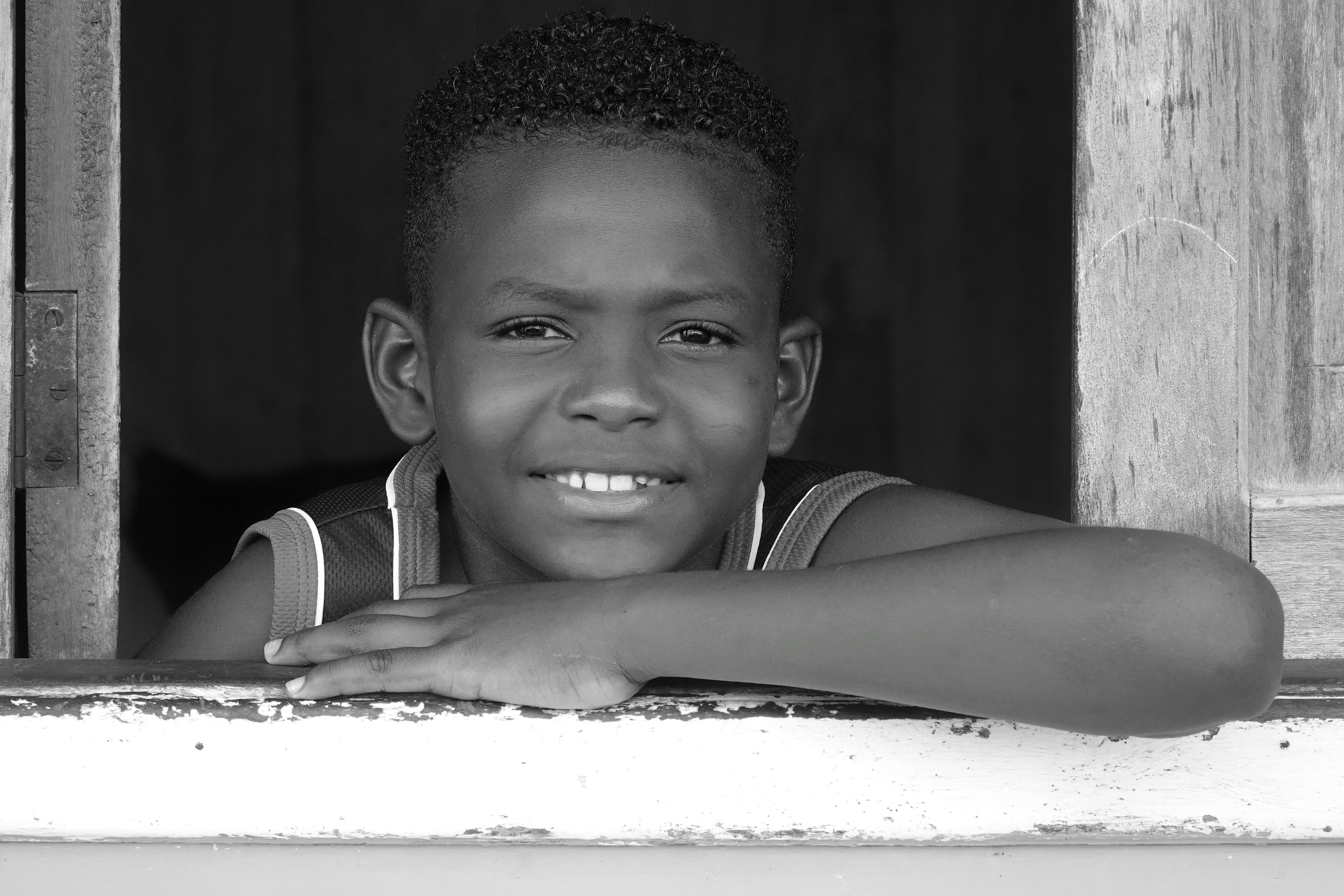 Enfant à la fenêtre
